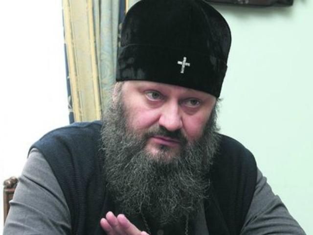 Намісник Києво-Печерської Лаври забрав в журналістки телефон Намісник Києво-Печерської Лаври забрав в журналістки телефон