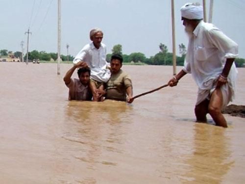 Через зливи та зсуви грунту в Індії загинуло понад 30 людей