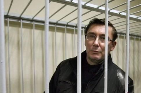Луценко чувствует себя плохо и не имеет брезента для пошива перчаток Луценко чувствует себя плохо и не имеет брезента для пошива перчаток
