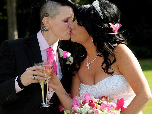 Наречена втекла від трьох чоловіків і одружилась із дружкою (Фото) Наречена втекла від трьох чоловіків і одружилась із дружкою (Фото)