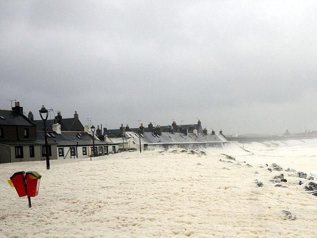 Шотландский городок покрыло белой пеной (Фото) Шотландский городок покрыло белой пеной (Фото)
