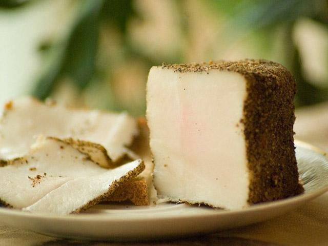 Чоловік заховав штик-ніж від автомата Калашнікова у сало Чоловік заховав штик-ніж від автомата Калашнікова у сало