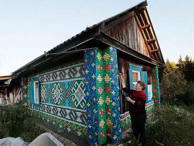 Российская пенсионерка украшает свой дом крышками от пластиковых бутылок