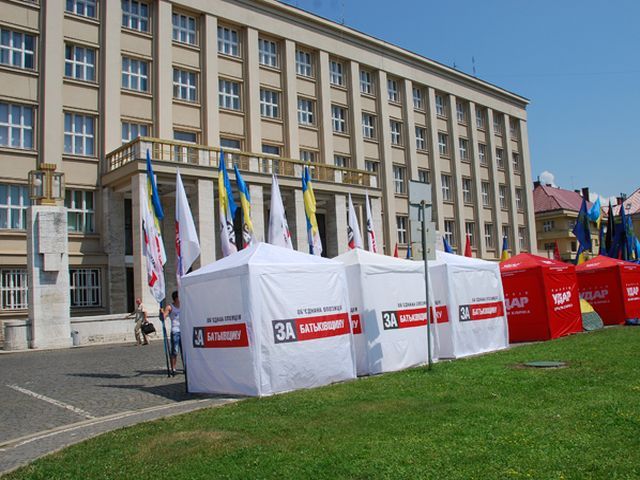 "Батьківщина": У Києві роздають фальшиву газету зі зверненням Тимошенко (Фото) "Батьківщина": У Києві роздають фальшиву газету зі зверненням Тимошенко (Фото)