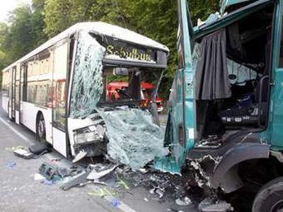 У Німеччині вантажівка протаранила автобус з дітьми