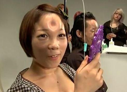 В Японии распространилась мода на "бублики" на лбу (Видео) В Японии распространилась мода на "бублики" на лбу (Видео)