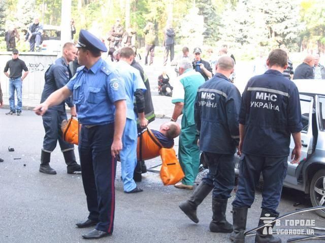 Кровавое ДТП в Днепропетровске: столкнулись три авто (Фото) Кровавое ДТП в Днепропетровске: столкнулись три авто (Фото)