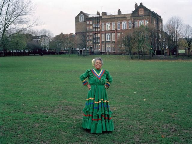 Фотограф делает снимки лондонцев в национальных костюмах (Фото)