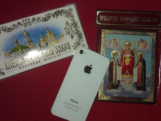 Владика Павло віддав журналістці телефон разом з шоколадкою та іконкою Владика Павло віддав журналістці телефон разом з шоколадкою та іконкою