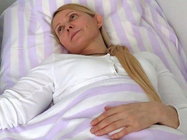 Яценюк, Турчинов та Немиря вибивають двері до лікарні Яценюк, Турчинов та Немиря вибивають двері до лікарні