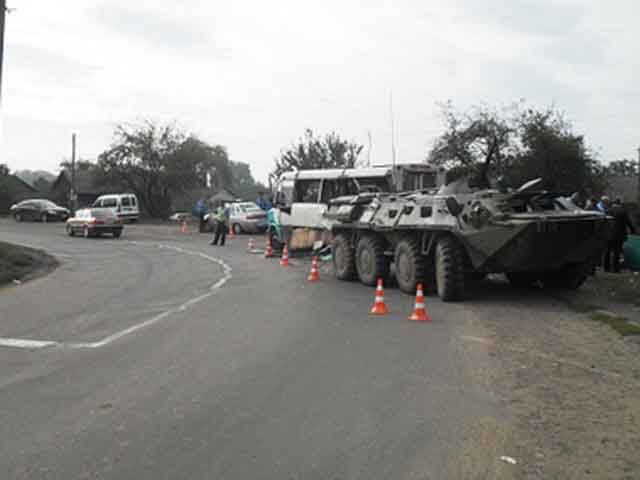 Бронетранспортер зіткнувся з маршруткою, 4 постраждалих (Фото. Відео) Бронетранспортер зіткнувся з маршруткою, 4 постраждалих (Фото. Відео)