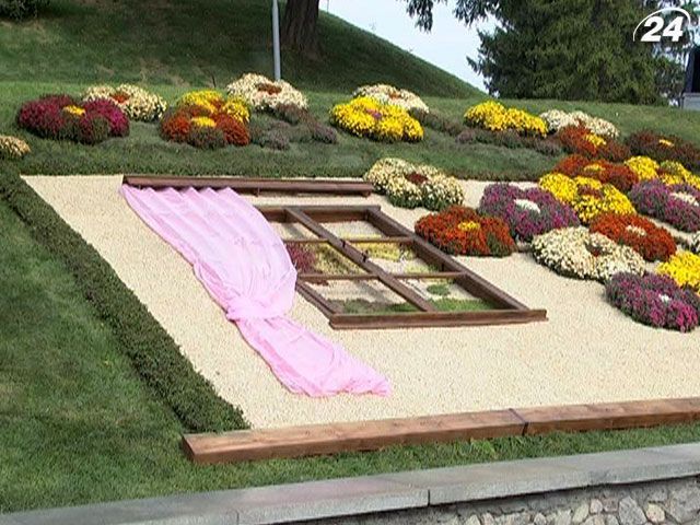 Київське “Співоче поле” вкрив об'ємний килим хризантем Київське “Співоче поле” вкрив об'ємний килим хризантем