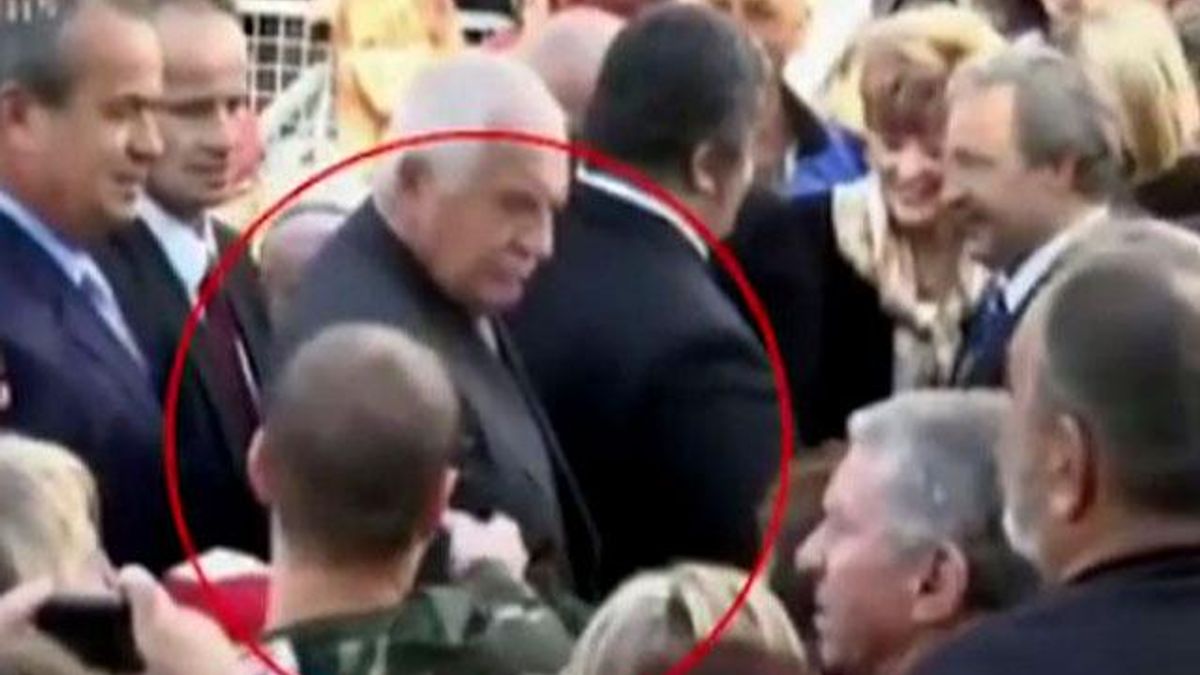 "Іграшка", з якої стріляли в президента Чехії, була точною копією справжньої зброї "Іграшка", з якої стріляли в президента Чехії, була точною копією справжньої зброї