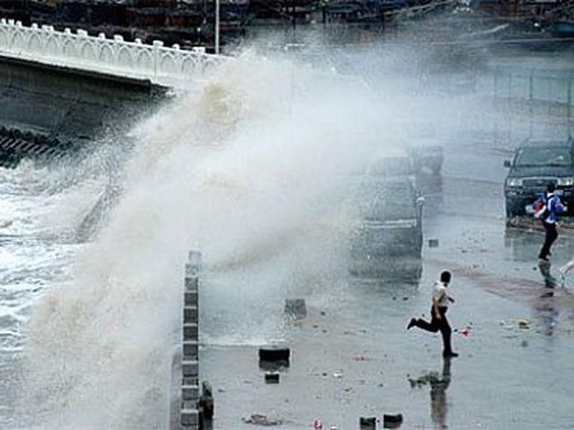 В Японии из-за тайфуна эвакуировали 4 тысячи человек В Японии из-за тайфуна эвакуировали 4 тысячи человек