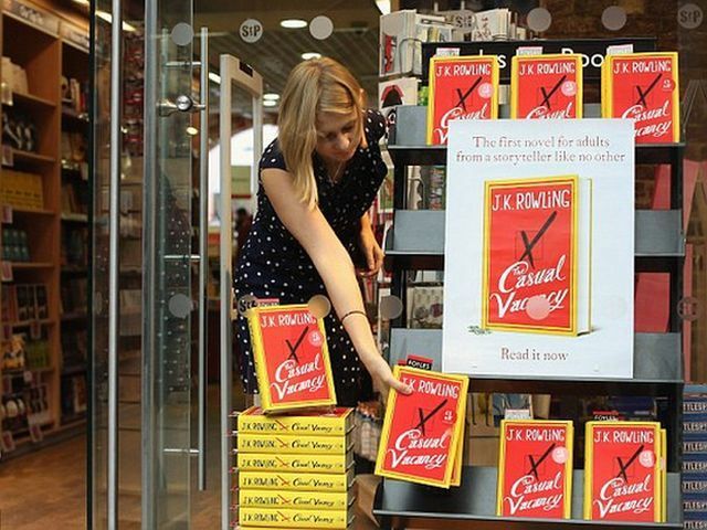 Книга Джоан Роулінг для дорослих стала бестселером ще до появи у книгарнях (Фото)