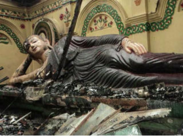 В Бангладеше из-за фото в Facebook мусульмане уничтожили буддистские храмы