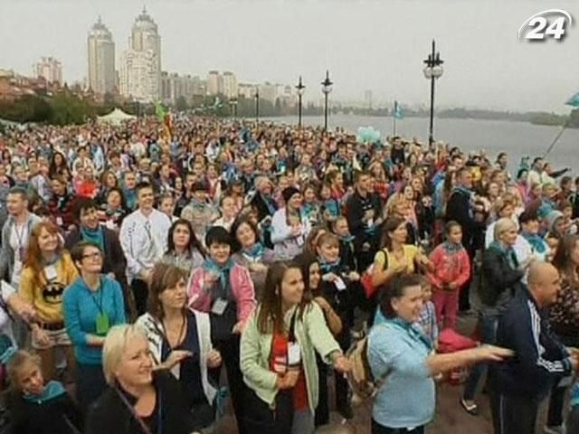 В Києві понад 12 тисяч людей вийшли на ранкову гімнастику В Києві понад 12 тисяч людей вийшли на ранкову гімнастику