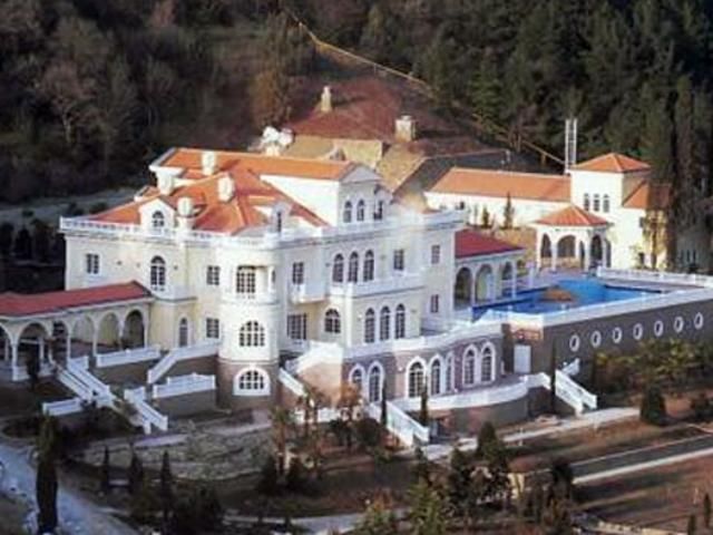 Найбільш процвітаючою фірмою України є фірма на території "Межигір’я" Найбільш процвітаючою фірмою України є фірма на території "Межигір’я"