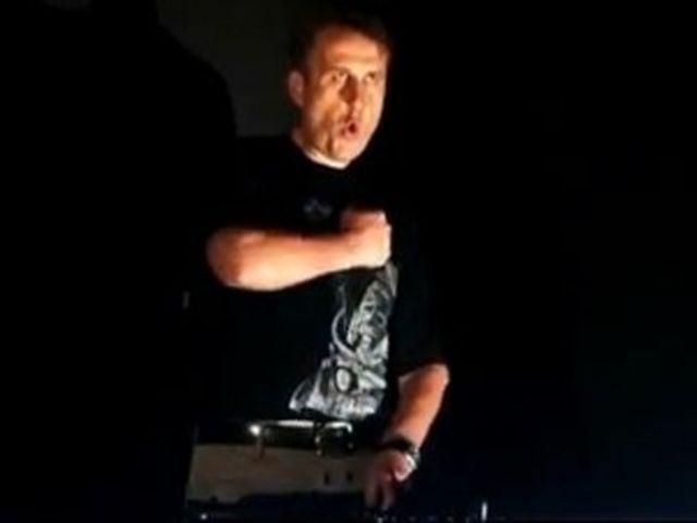 Кандидат у нардепи заспівав про Путіна у диско-клубі (Відео) Кандидат у нардепи заспівав про Путіна у диско-клубі (Відео)