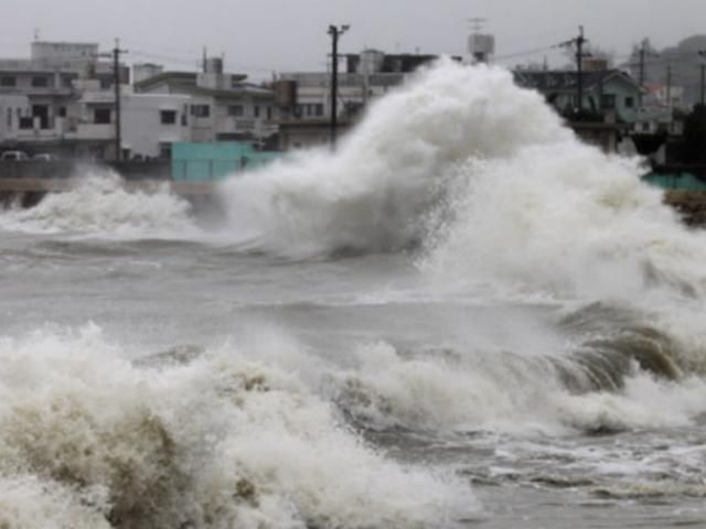 Через тайфун в Японії евакуюють понад 100 тисяч людей Через тайфун в Японії евакуюють понад 100 тисяч людей