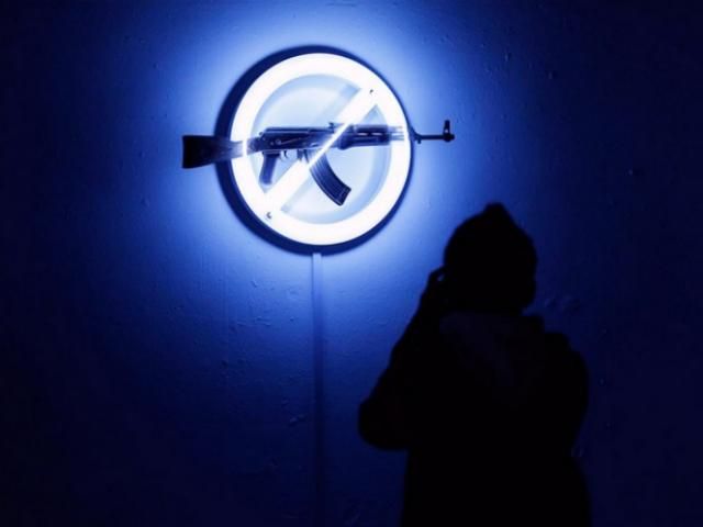 Автомат Калашнікова в сучасному мистецтві Автомат Калашнікова в сучасному мистецтві