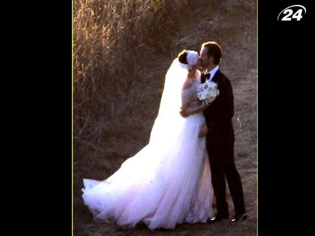 Энн Хэтэуэй вышла замуж за режиссера Адама Шульмана Энн Хэтэуэй вышла замуж за режиссера Адама Шульмана