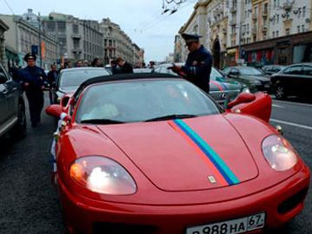 Біля Кремля весільні гості влаштували стрілянину Біля Кремля весільні гості влаштували стрілянину