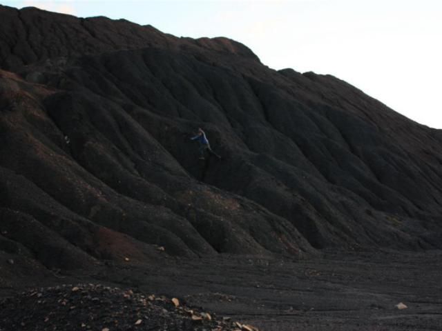 Невідомі у масках винесли зв'язаних шахтарів на терикон, а шахту підпалили Невідомі у масках винесли зв'язаних шахтарів на терикон, а шахту підпалили