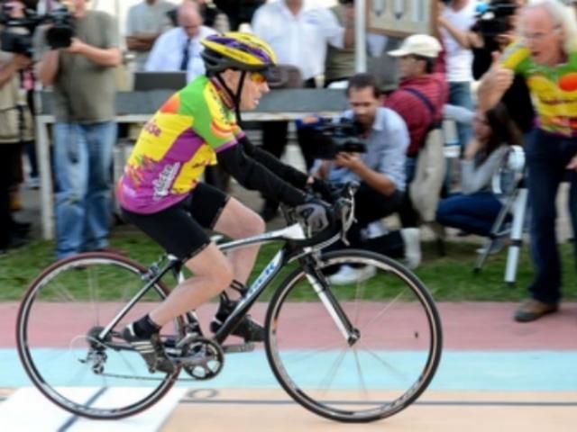 100-летний велосипедист преодолел 100 км всего за 4 часа 100-летний велосипедист преодолел 100 км всего за 4 часа