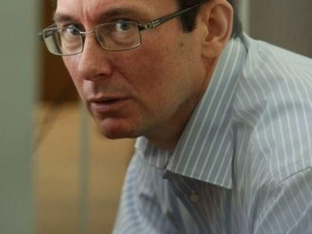 Луценко в колонии получил взыскание, потому лежал на кровати в неустановленное время Луценко в колонии получил взыскание, потому лежал на кровати в неустановленное время