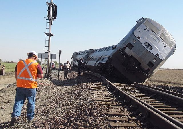 В Калифорнии из-за столкновения с грузовиком сошел с рельсов поезд