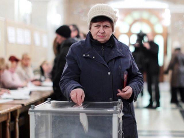 Спостерігачі з Канади підловили українських кандидатів на підкупі голосів Спостерігачі з Канади підловили українських кандидатів на підкупі голосів