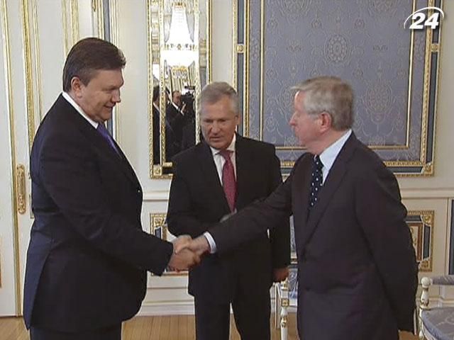 На время выборов Квасьневский и Кокс приостановили работу в Украине На время выборов Квасьневский и Кокс приостановили работу в Украине