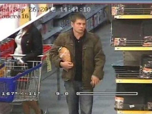 Касир "Каравану" каже, що бачила убивцю охоронців раніше Касир "Каравану" каже, що бачила убивцю охоронців раніше