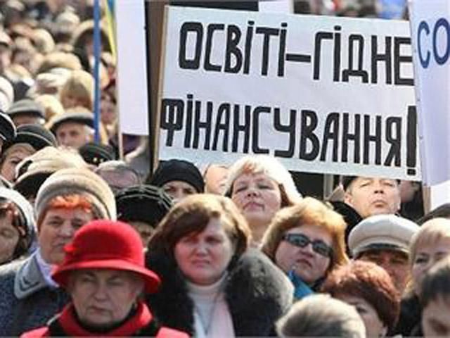 Азаров пообещал учителям зарплату в 3 тысячи