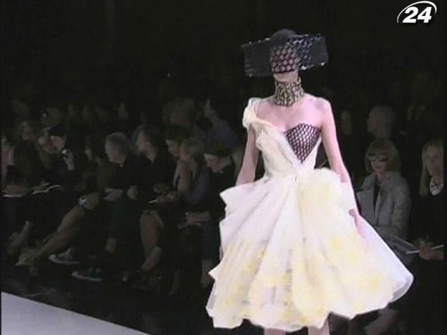 Шанель, Маквин и Валентино представили новую коллекцию весна/лито-2013 Шанель, Маквин и Валентино представили новую коллекцию весна/лито-2013