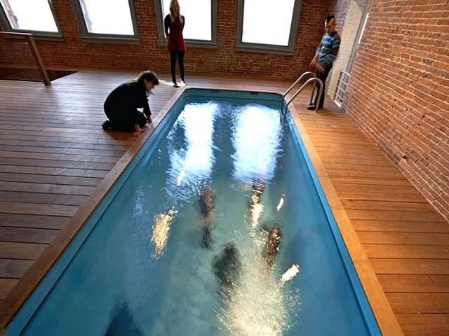 Люди в акваріумі у музеї в Канзасі Люди в акваріумі у музеї в Канзасі