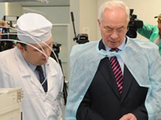 Азаров провідав Бронєвого у лікарні Азаров провідав Бронєвого у лікарні