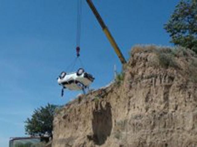 В Керчи с обрыва упал белорусский автомобиль В Керчи с обрыва упал белорусский автомобиль