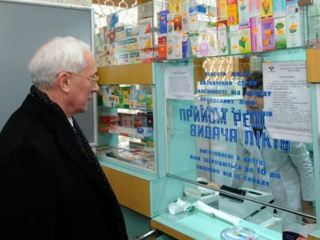 Азаров узнал о ценах на лекарства от пенсионерки в аптеке