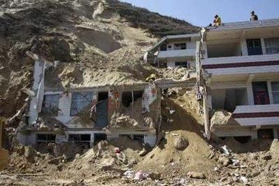 18 школярів стали жертвами зсувів ґрунту в Китаї 18 школярів стали жертвами зсувів ґрунту в Китаї