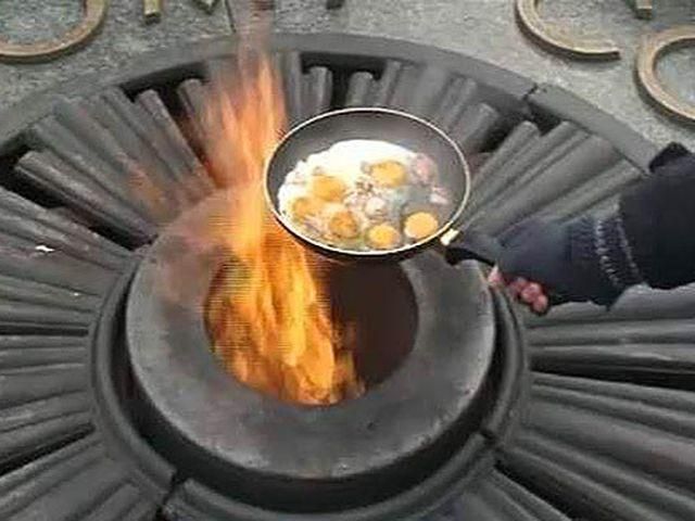 Активістці, яка смажила на Вічному вогні яєчню, дали три роки умовно Активістці, яка смажила на Вічному вогні яєчню, дали три роки умовно