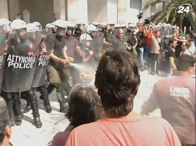Протестувальники в Афінах намагалися штурмом взяти Міноборони