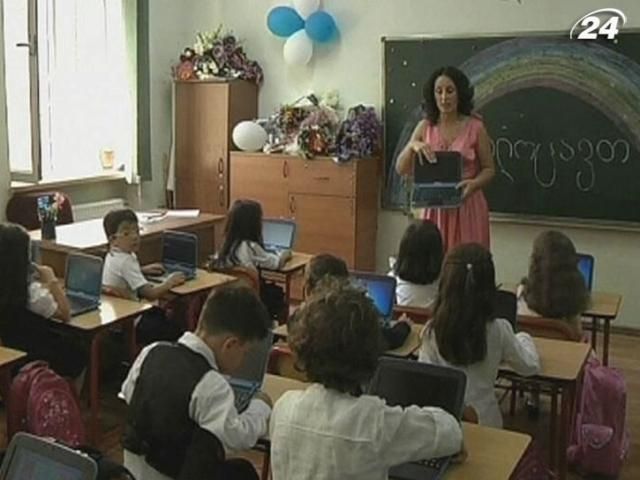 Грузинским школьникам раздают компьютеры для обучения