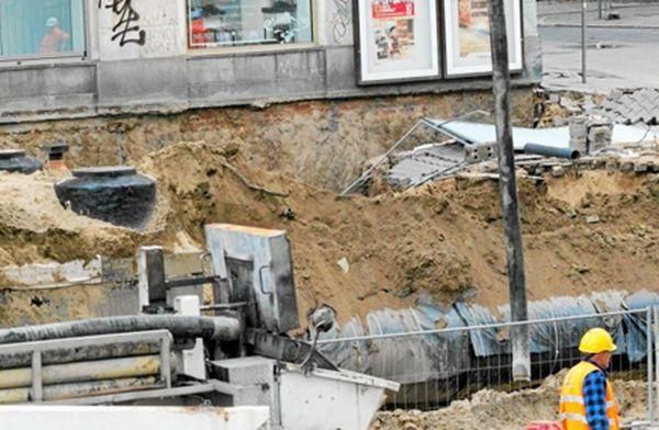 Провалилася центральна вулиця Варшави: мешканців евакуюють Провалилася центральна вулиця Варшави: мешканців евакуюють
