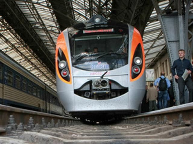 Вітчизняний потяг обігнав Hyundai (Відео) Вітчизняний потяг обігнав Hyundai (Відео)