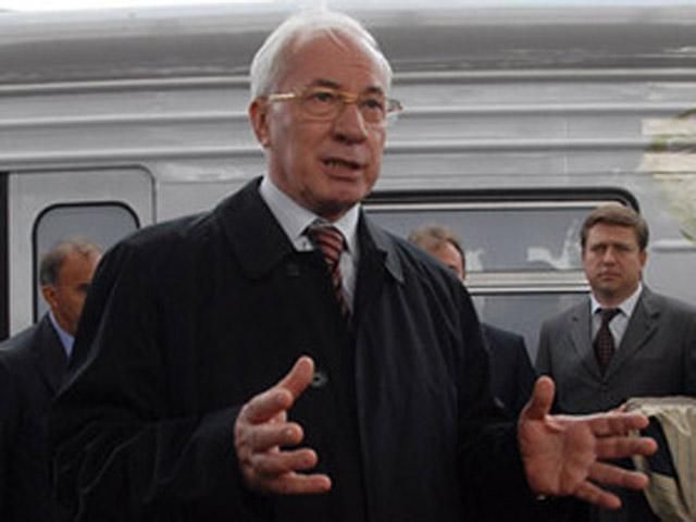 Азаров: Україна купуватиме нові українські потяги