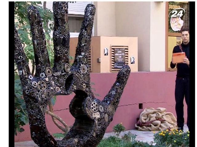 Одесситы установили скульптуру в честь Стива Джобса Одесситы установили скульптуру в честь Стива Джобса