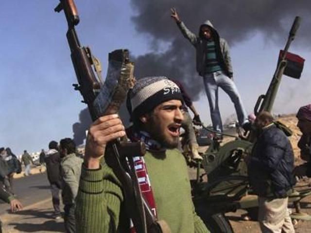 У Сирії повстанці збили вертоліт урядових сил (Відео) У Сирії повстанці збили вертоліт урядових сил (Відео)