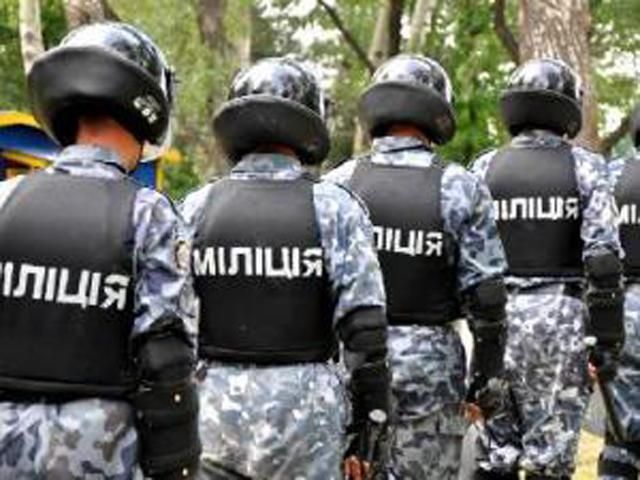 В Каменец-Бугской, родном городе "стрелка" из "Каравана", патрулируют вооруженные милиционеры